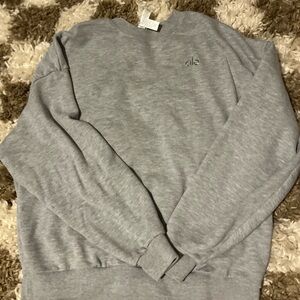 ALO Yoga accolade crewneck in athletic heather grey